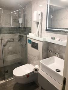 En-suite bathroom on the Ave Maria.